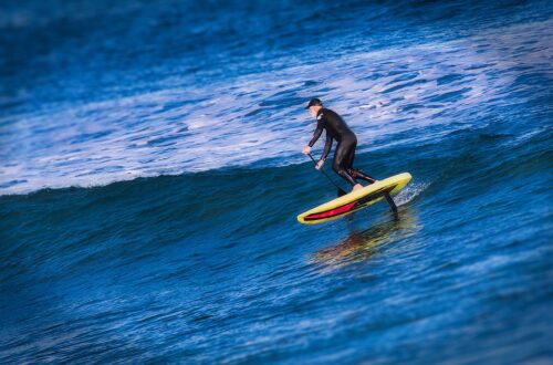 Mann auf E Surfboard