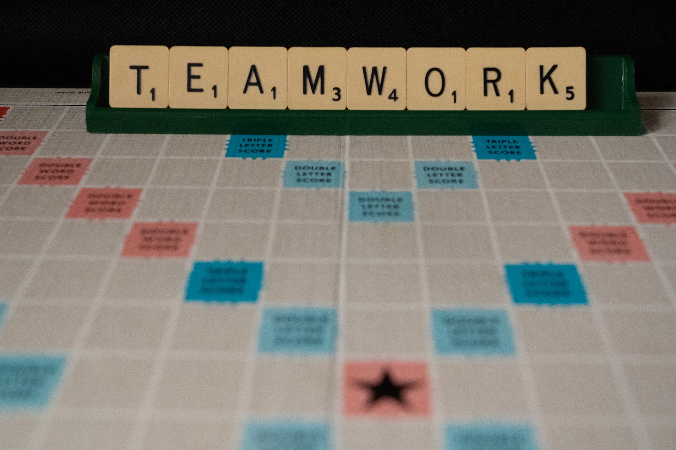 Scrabble Brett mit dem zusammengesetztem Wort Teamwork