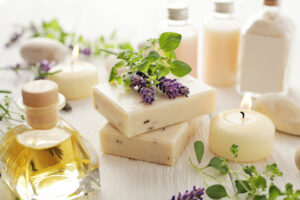 Handgemachte Seife, ätherische Öle, Aromakerzen und Blumen
