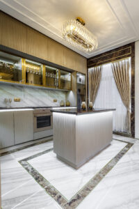 Luxus-Küchendesign mit Arbeitsplatte aus italienischem Marmor und Granit.